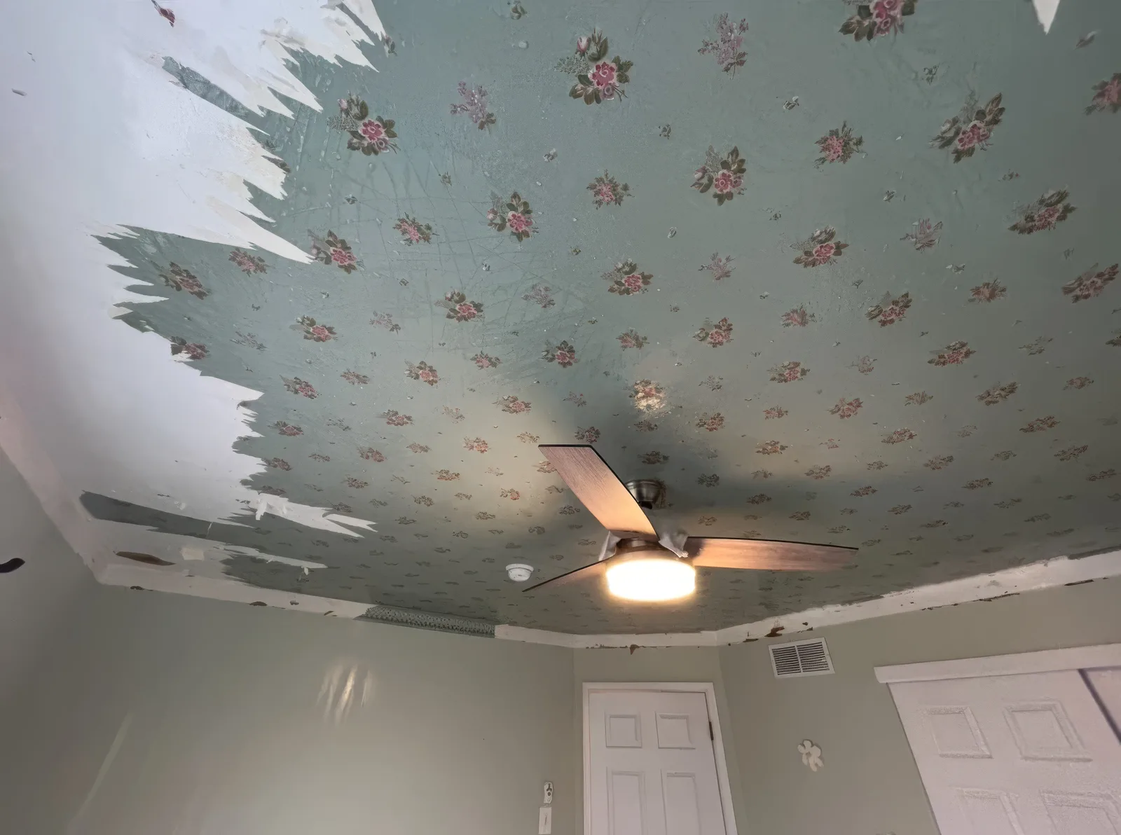 Wallpaper Removal in Philadelphia Rowhomes: What to Expect